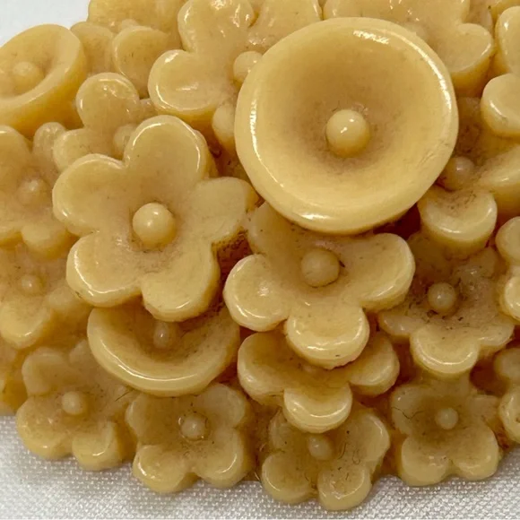 Vintage Celluloid Molded Floral Brooch - Picture 3 of 4